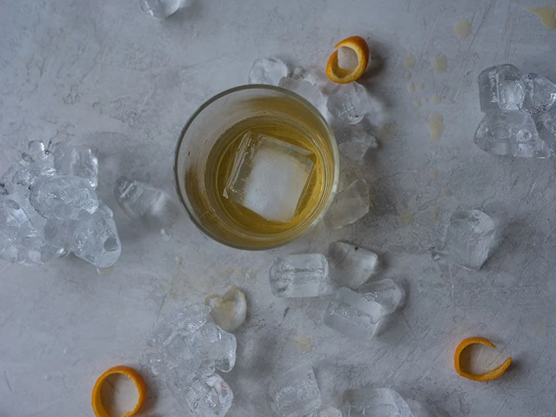 Composition de verres et d’agrumes, photographie d’ambiance du site